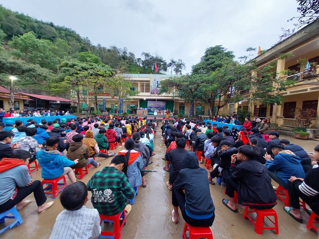 Chương trình tặng quà học sinh có hoàn cảnh khó khăn trên địa bàn xã Ngam La