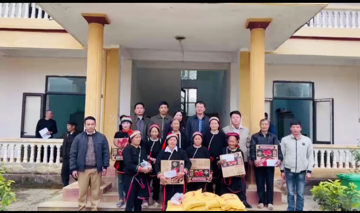 Đồng chí Phạm Hồng Thanh - Phó Chánh Văn phòng UBND tỉnh thăm và tặng quà tết tại xã Ngam La