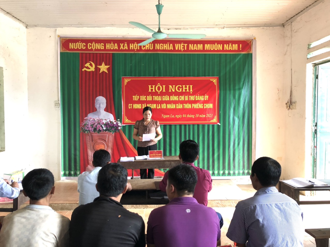 Hội nghị tiếp xúc, đối thoại giữa đồng chí Bí thư Đảng ủy, Chủ tịch HĐND xã Ngam La với nhân dân thôn Phiêng Chom